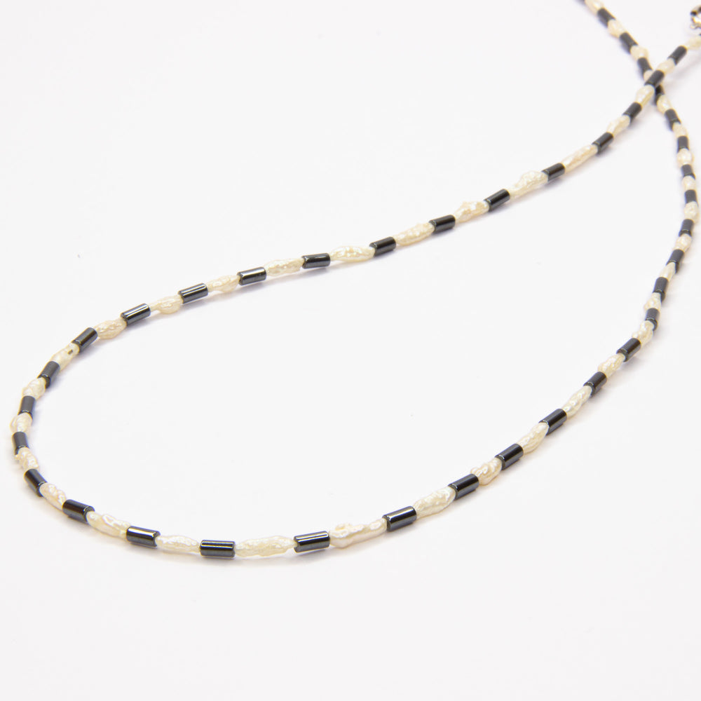 Schwarz-weiße, feine Mabé-Perlenkette mit Hämatit