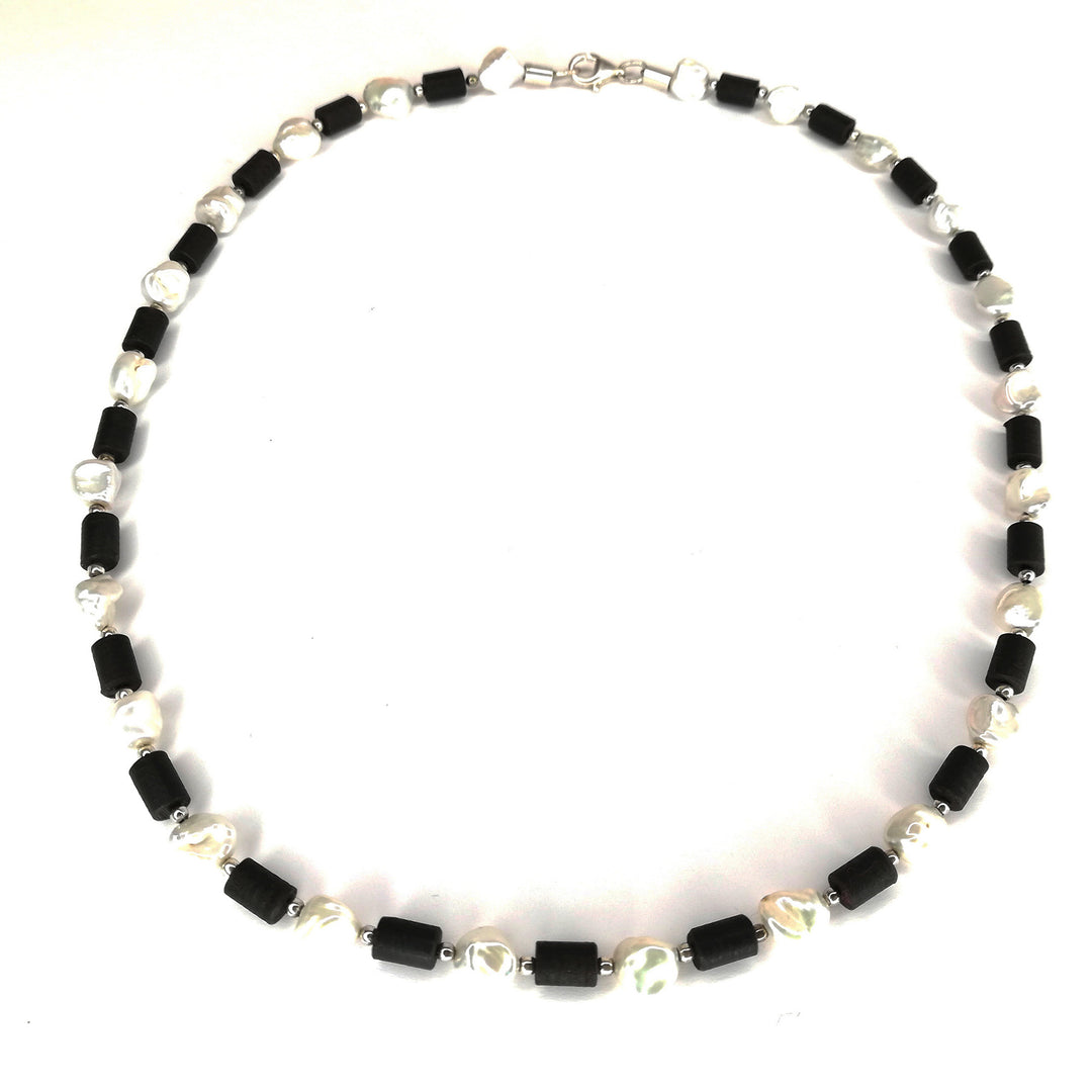 Ebenholz-Perlenkette mit weißen Keshi-Perlen