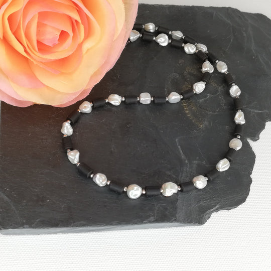 Ebenholz-Perlenkette mit weißen Keshi-Perlen