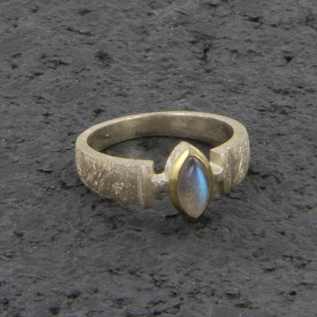 Labradorit-Ring in Navetteform mit gebürsteter Silberringschiene