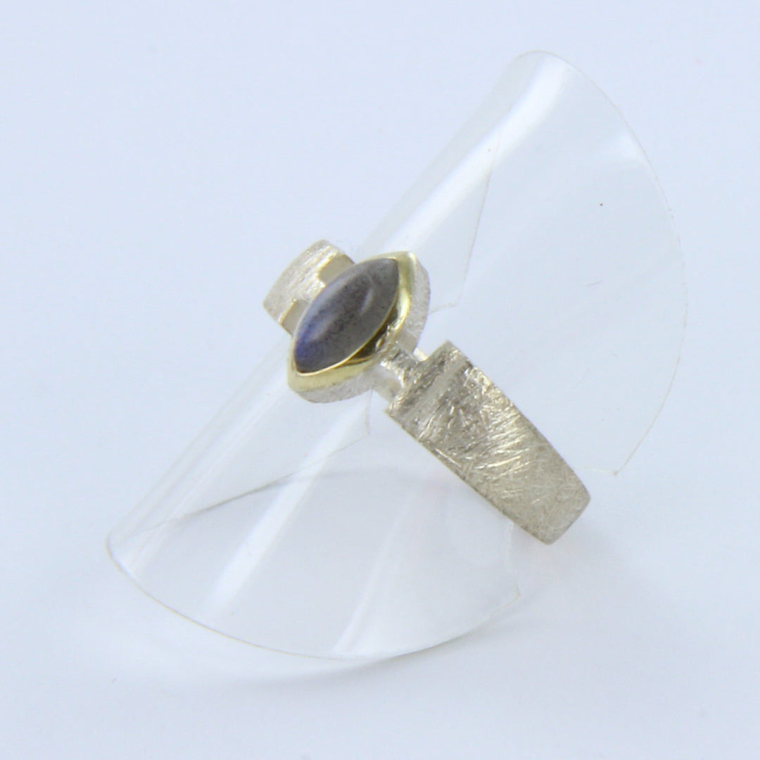 Labradorit-Ring in Navetteform mit gebürsteter Silberringschiene