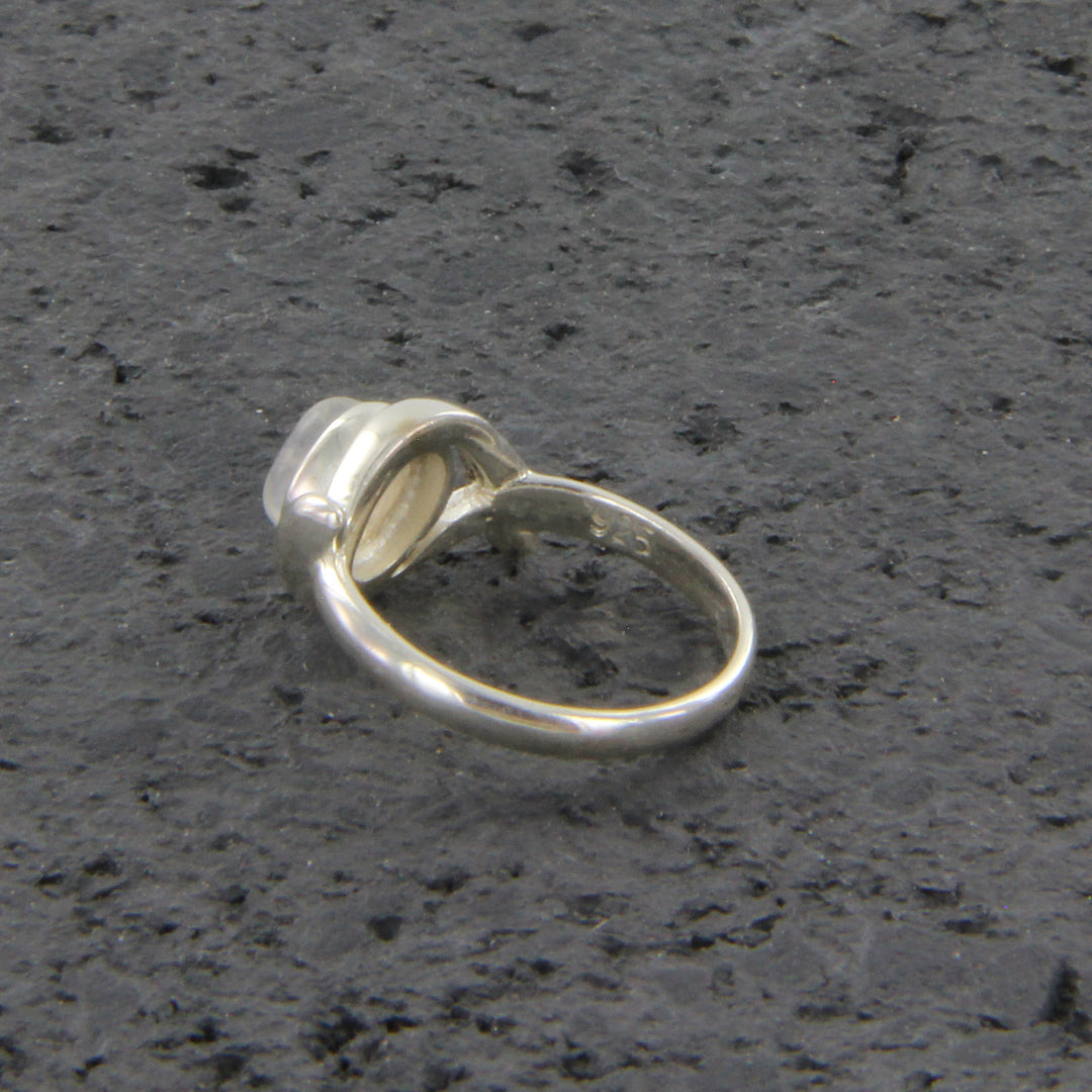 Filigraner Mondstein-Ring mit polierter Silberringschiene