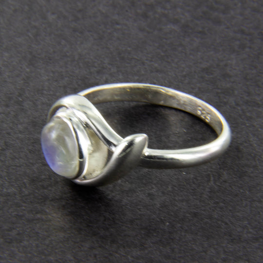 Filigraner Mondstein-Ring mit polierter Silberringschiene