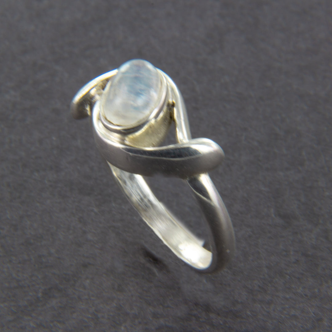 Filigraner Mondstein-Ring mit polierter Silberringschiene