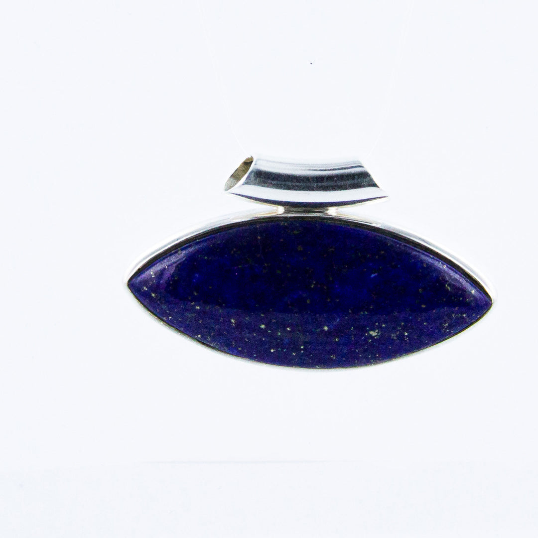Lapis Lazuli-Kettenanhänger in Navetteform, quer in Silber gefasst