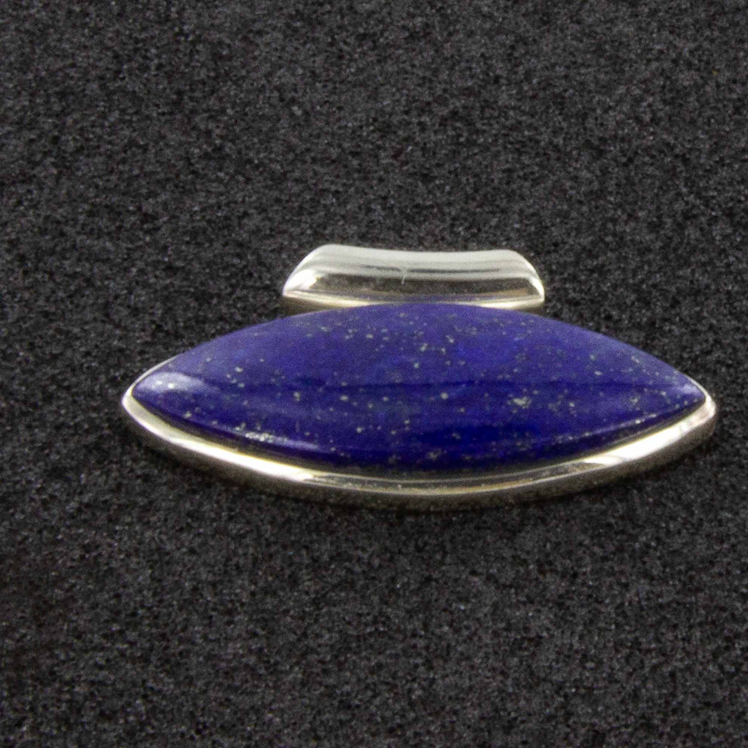 Lapis Lazuli-Kettenanhänger in Navetteform, quer in Silber gefasst