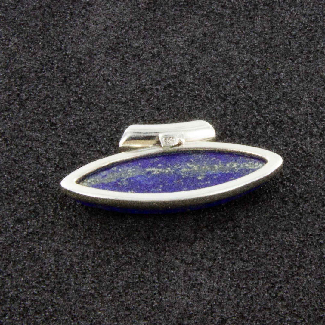 Lapislazuli-Kettenanhänger in Navetteform, quer in Silber gefasst