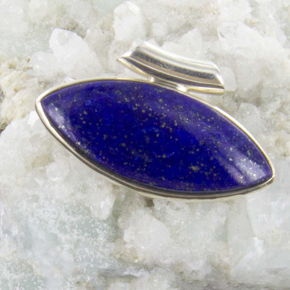 Lapis Lazuli-Kettenanhänger in Navetteform, quer in Silber gefasst