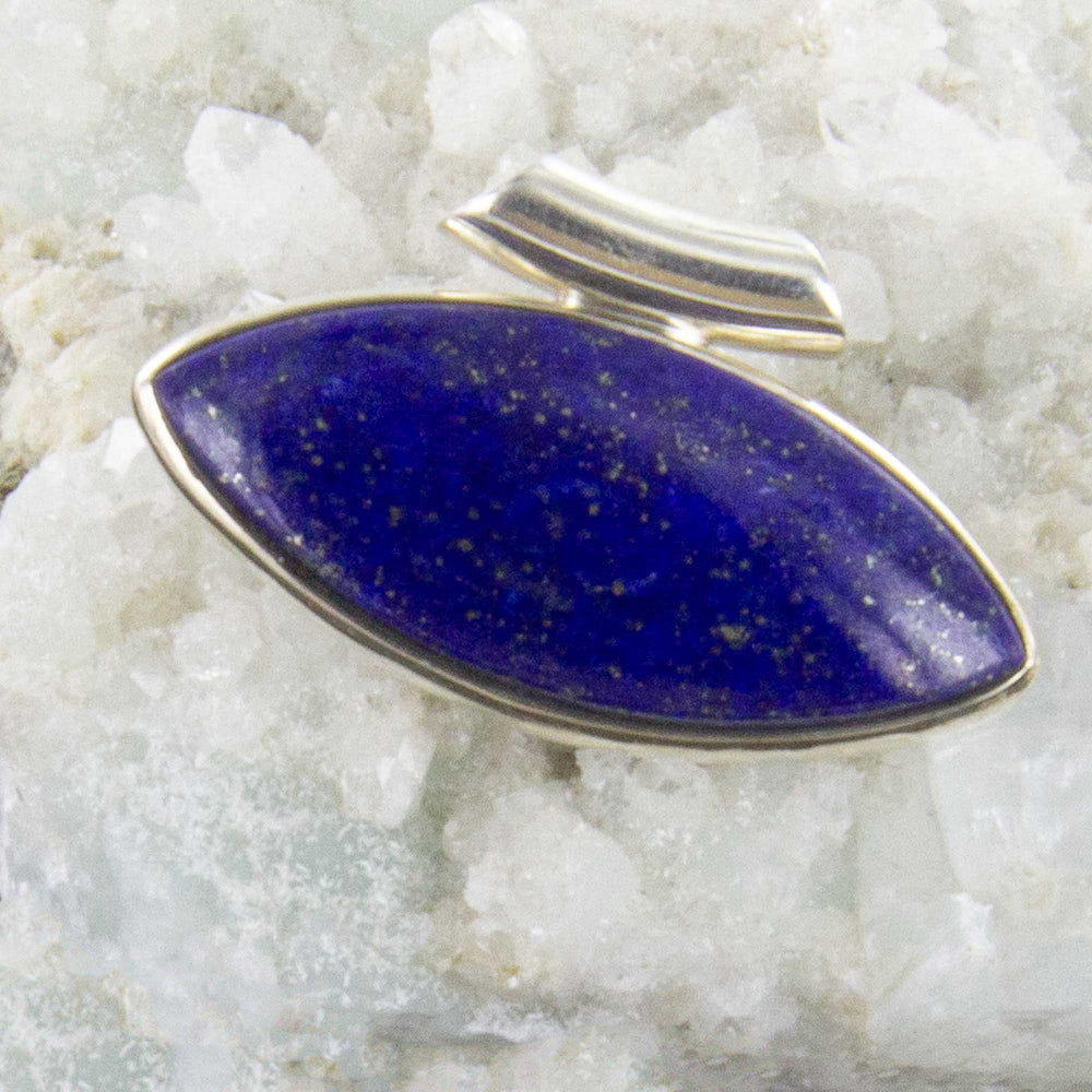Lapislazuli-Kettenanhänger in Navetteform, quer in Silber gefasst