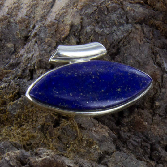 Lapis Lazuli-Kettenanhänger in Navetteform, quer in Silber gefasst