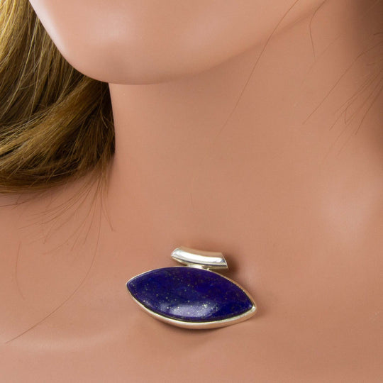 Lapislazuli-Kettenanhänger in Navetteform, quer in Silber gefasst