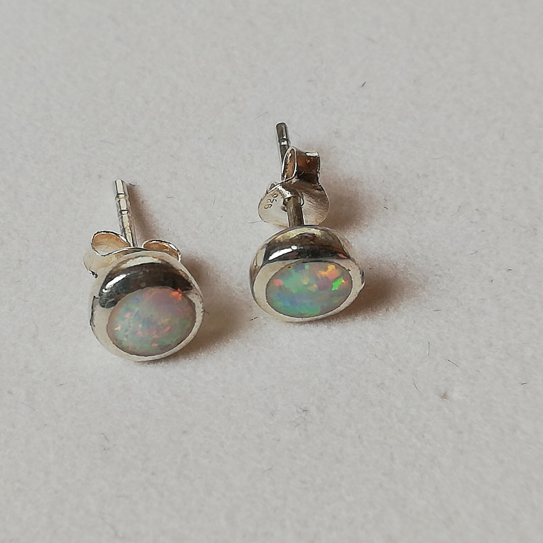 Opal-Ohrstecker - 925er Silber mit weißem Opal