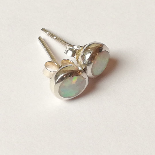 Opal-Ohrstecker - 925er Silber mit weißem Opal