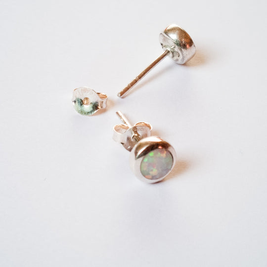 Opal-Ohrstecker - 925er Silber mit weißem Opal