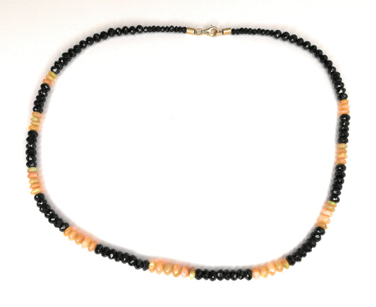 Welo-Opal mit schwarzem Spinell, Halskette