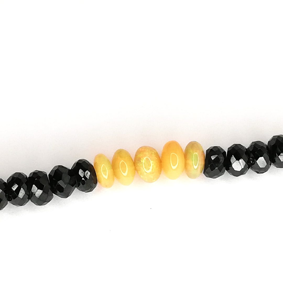 Welo-Opal mit schwarzem Spinell, Halskette