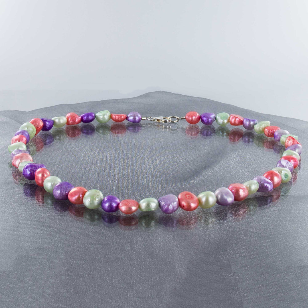 Mehrfarbige Perlenkette in den Farben Lachs, Grün, Violett