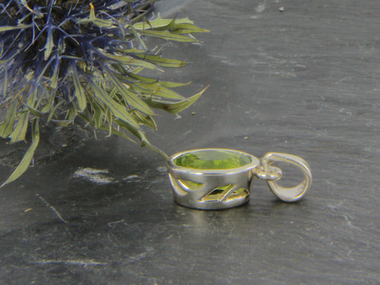Hellgrüner Peridot-Kettenanhänger facettiert Sterlingsilber grün leuchtend