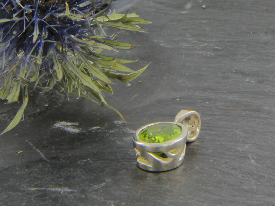 Hellgrüner Peridot-Kettenanhänger facettiert Sterlingsilber grün leuchtend