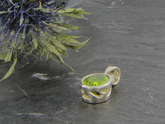 Hellgrüner Peridot-Kettenanhänger facettiert Sterlingsilber grün leuchtend