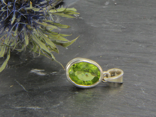 Hellgrüner Peridot-Kettenanhänger facettiert Sterlingsilber grün leuchtend