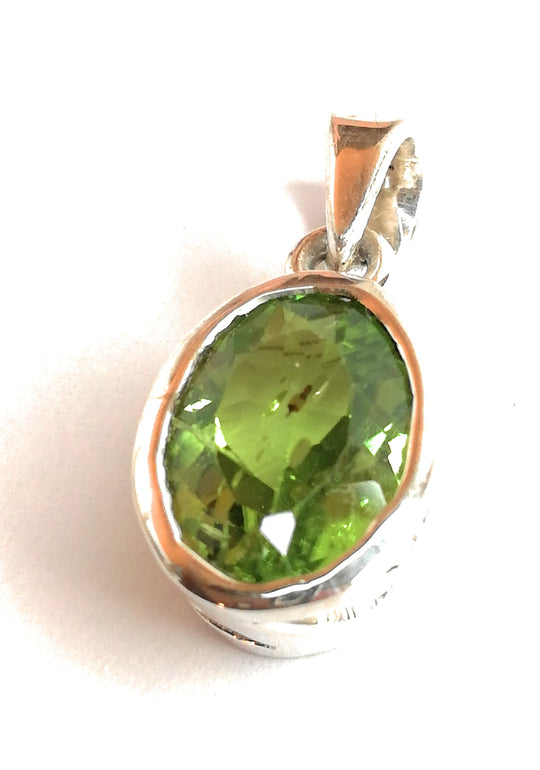 Peridot-Kettenanhänger-mit-Silberkette-SW10321-10