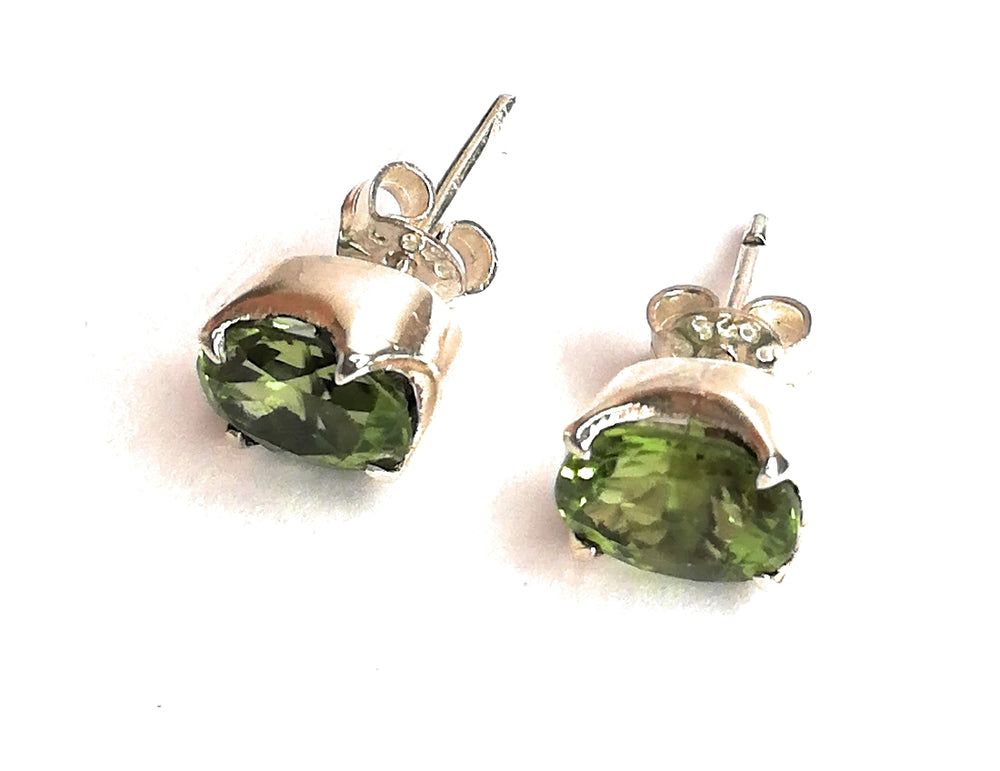 Hellgrüne Peridot-Ohrstecker, oval facettiert, grüner Ohrschmuck, Krappenfassung in Silber