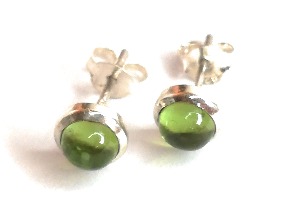 Peridot-Ohrstecker-rund-cabochon