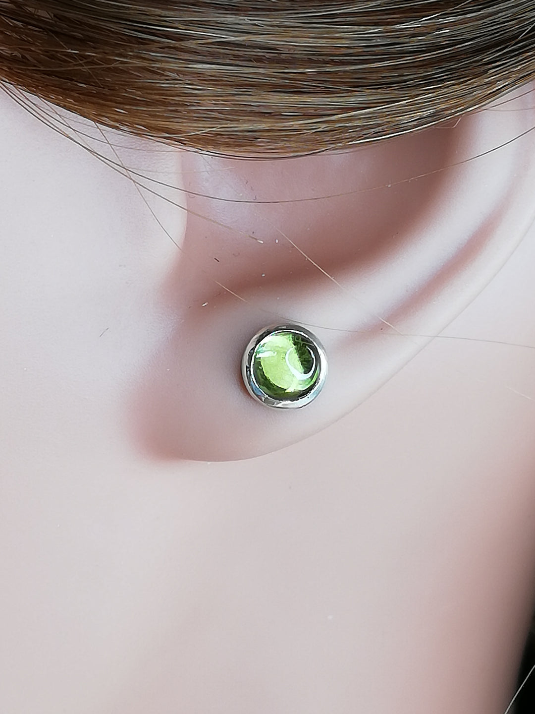 Hellgrüne Peridot-Cabochon-Ohrstecker, 6 mm