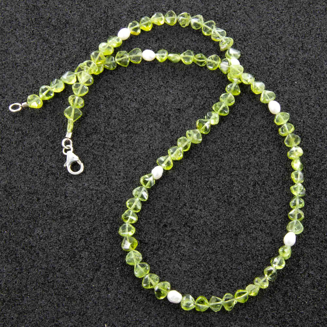 Peridotkette in Herzform mit Perlen