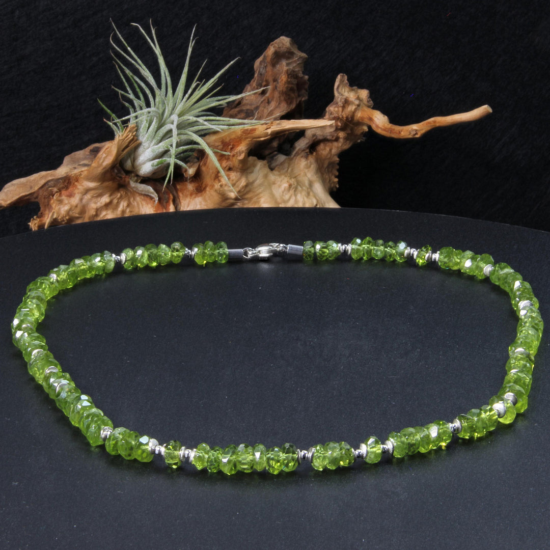 Peridotkette aus facettierten Rondellen, silberner Karabinerverschluss