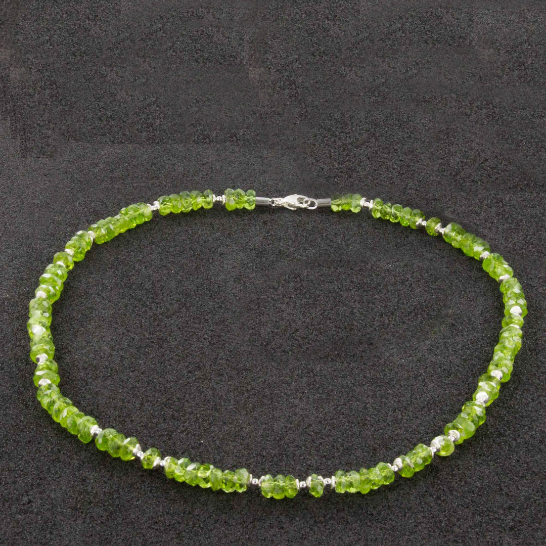 Peridotkette aus facettierten Rondellen, silberner Karabinerverschluss