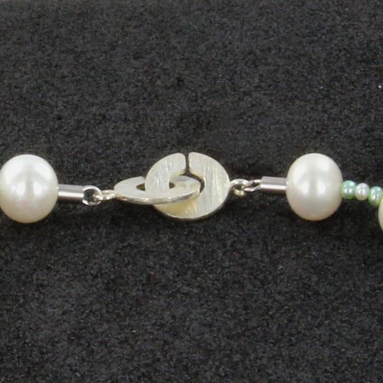 Halskette aus mintfarbenen Barockperlen und weißen Keshi-Perlen