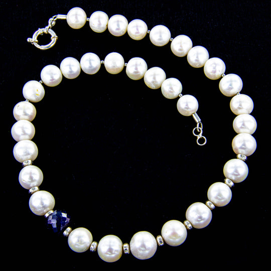 Weiße Perlenkette mit blauem Saphir - Statementkette