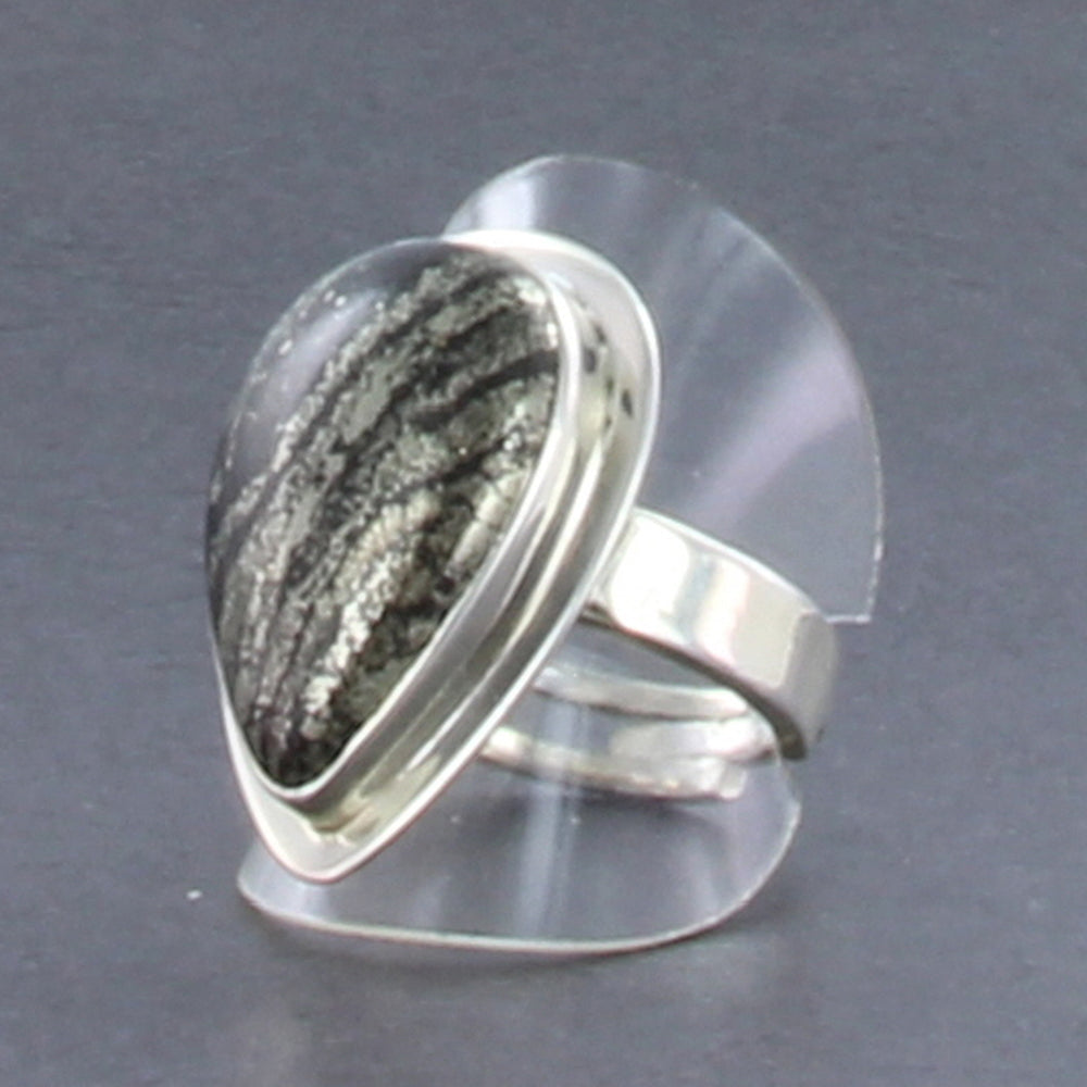 Pyrit-Ring in Tropfenform poliert mit silberner, verstellbarer Ringschiene