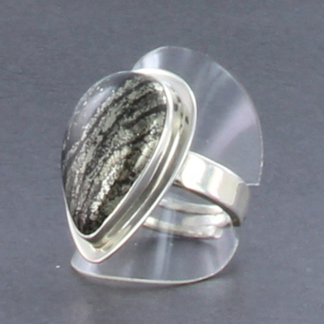 Pyrit-Ring in Tropfenform poliert mit silberner, verstellbarer Ringschiene