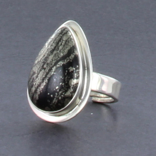 Pyrit-Ring in Tropfenform poliert mit silberner, verstellbarer Ringschiene