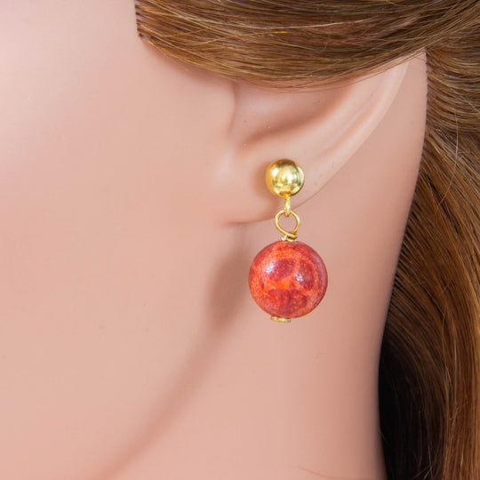Rote Schaumkorallen-Ohrhänger mit silbervergoldeter Kugel