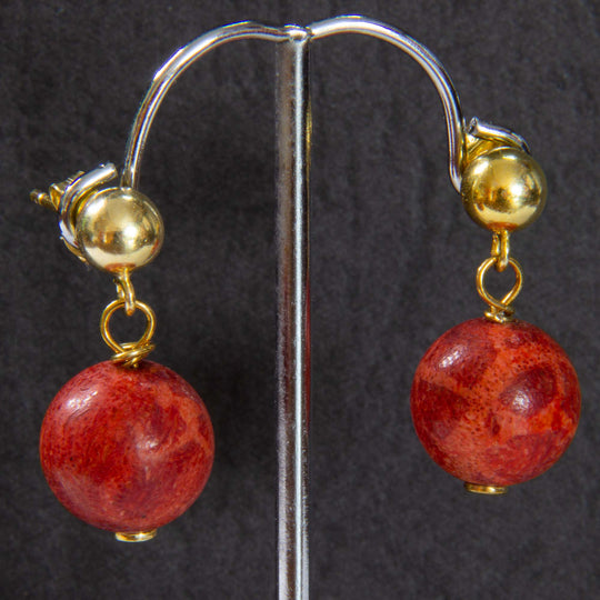 Rote Schaumkorallen-Ohrhänger mit silbervergoldeter Kugel