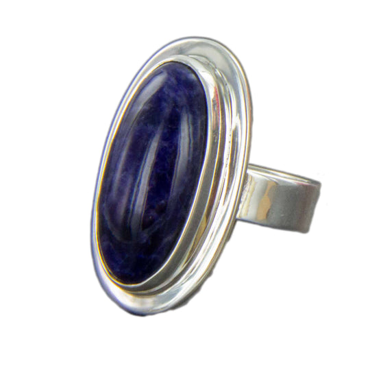 Sodalith-Cabochon-Ring, oval in Silber gefasst mit verstellbarer Ringschiene