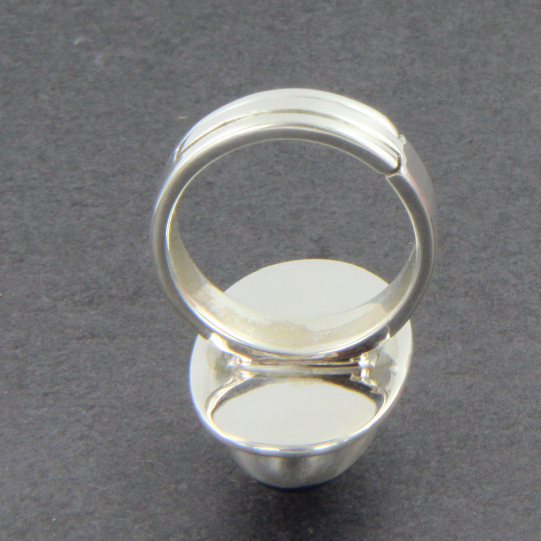 Sodalith-Cabochon-Ring, oval in Silber gefasst mit verstellbarer Ringschiene