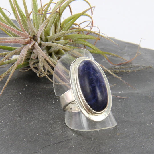 Sodalith-Cabochon-Ring, oval in Silber gefasst mit verstellbarer Ringschiene