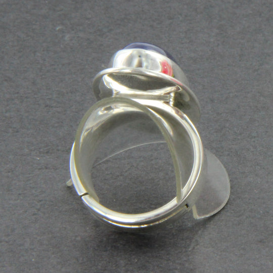 Sodalith-Cabochon-Ring, oval in Silber gefasst mit verstellbarer Ringschiene