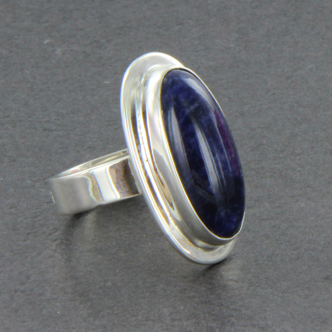 Sodalith-Cabochon-Ring, oval in Silber gefasst mit verstellbarer Ringschiene