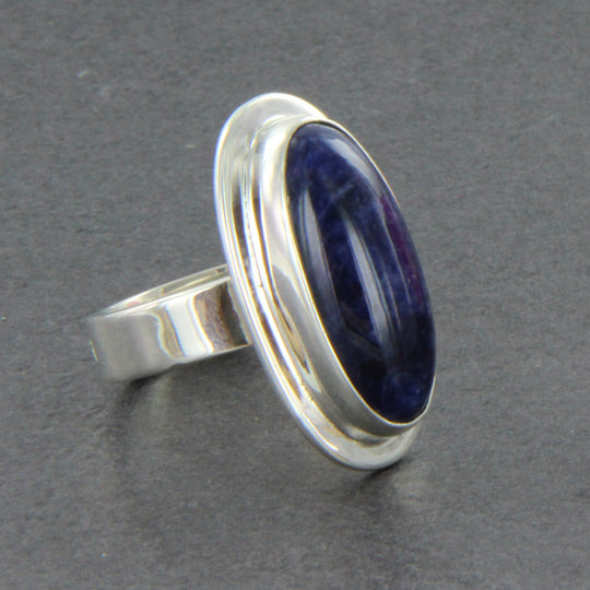 Sodalith-Cabochon-Ring, oval in Silber gefasst mit verstellbarer Ringschiene