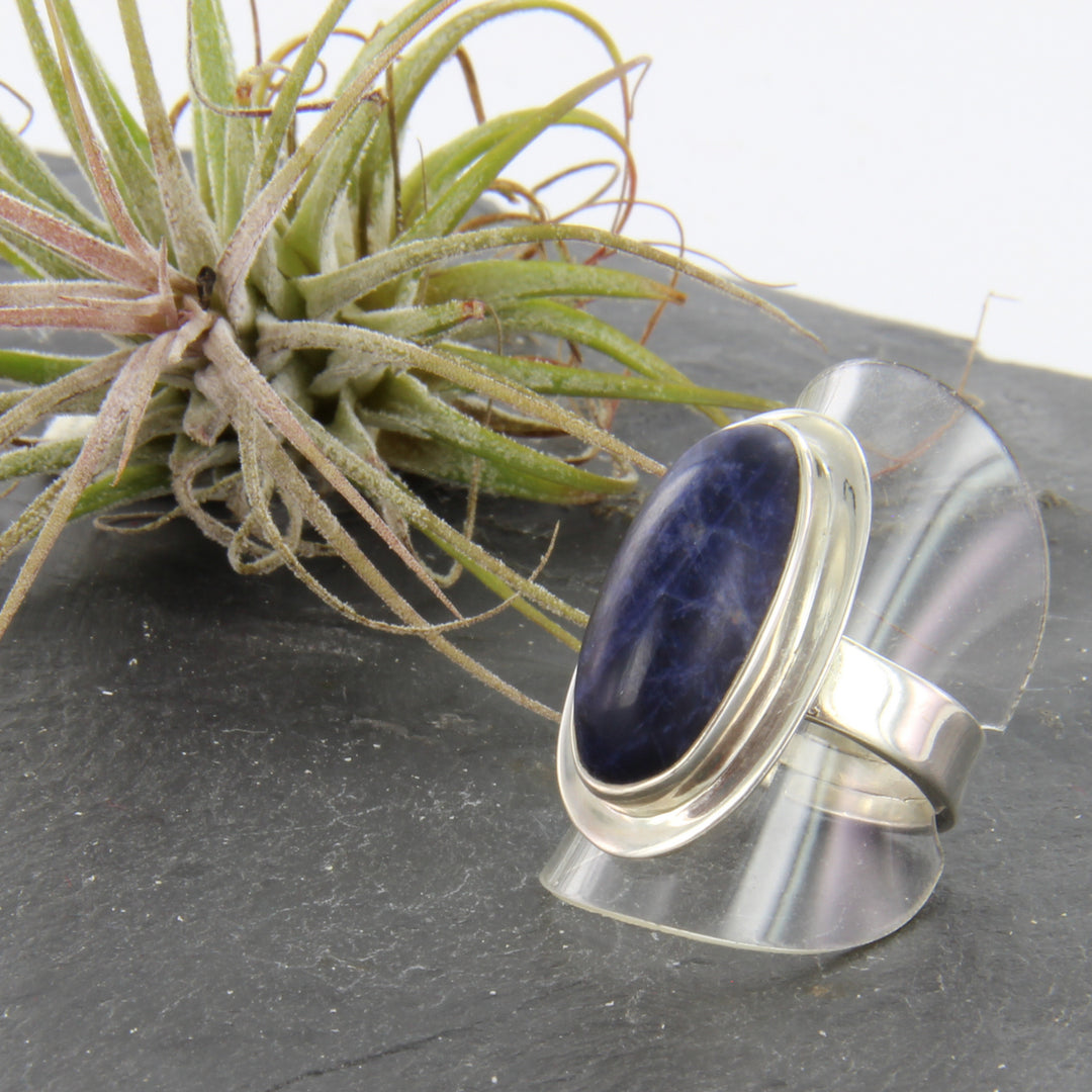 Sodalith-Cabochon-Ring, oval in Silber gefasst mit verstellbarer Ringschiene