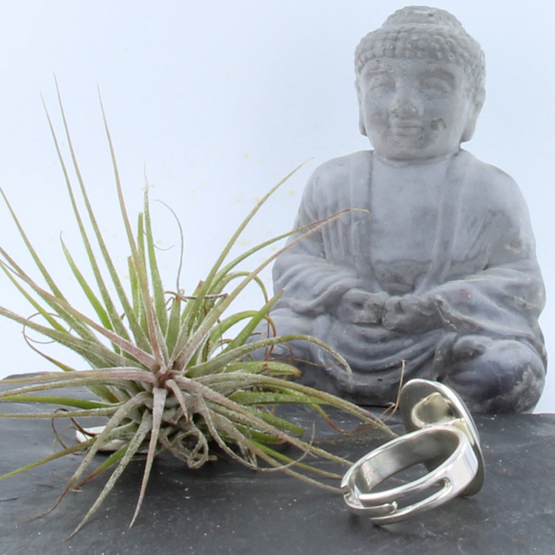 Sodalith-Cabochon-Ring, oval in Silber gefasst mit verstellbarer Ringschiene