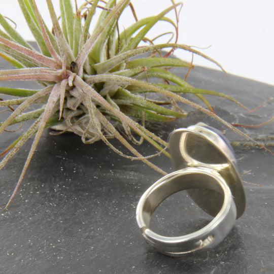 Sodalith-Cabochon-Ring, oval in Silber gefasst mit verstellbarer Ringschiene