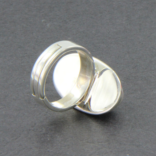 Sodalith-Cabochon-Ring, oval in Silber gefasst mit verstellbarer Ringschiene