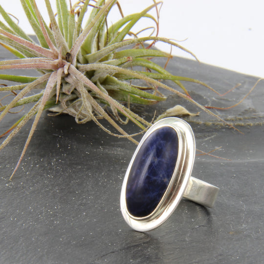 Sodalith-Cabochon-Ring, oval in Silber gefasst mit verstellbarer Ringschiene